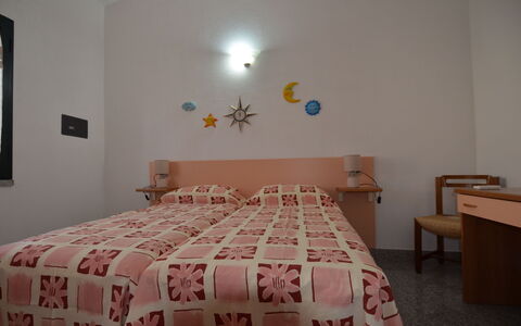 Appartamento Nina, Ac, Wifi: Cama, Mueble, Diseño De Interiores, Lecho, Habitación, Sábana, Suelo, Pared, Habitación, Piso