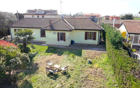 Villa Camerini, Nature, Bikes and Beaches: Edificio, Casa, Barrio Residencial, Techo, Casa, Cabaña, Asentamientos Humanos, Suburbio, Inmuebles, Entrada De Coches