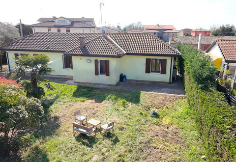 Villa Camerini, Nature, Bikes and Beaches: Edificio, Casa, Barrio Residencial, Techo, Casa, Cabaña, Asentamientos Humanos, Suburbio, Inmuebles, Entrada De Coches