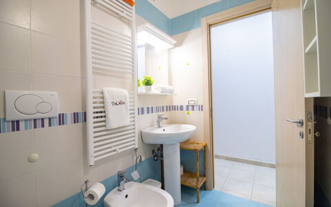Villa i Gabbiani Otranto: Diseño De Interiores, Piso, Suelo, Habitación, Techo, Mueble, Arreglo De Tubería, Departamento, Lavabo, Lavabo Del Baño