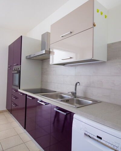 Villa i Gabbiani Otranto: Cocina, Mostrador, Aparato De Cocina, Electrodoméstico, Piso, Diseño De Interiores, Gabinetes, Lavabo, Mueble, Fregadero