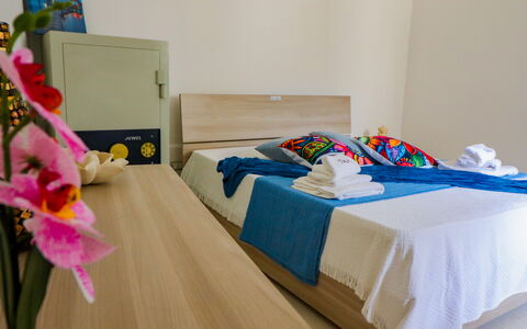 Elaia'S House Cannole: Mueble, Diseño De Interiores, Suelo, Piso, Habitación, Cama, Madera, Sábana, Textil, Habitación
