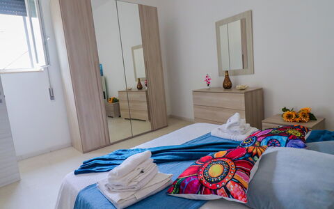 Elaia'S House Cannole: Mueble, Diseño De Interiores, Piso, Madera, Suelo, Habitación, Textil, Habitación, Cama, Departamento