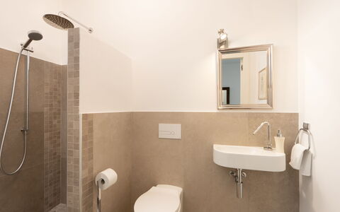 Villa Ombrone: Baño, Arreglo De Tubería, Pared, Piso, Baño, Lavabo Del Baño, Suelo, Asiento Del Baño, Diseño De Interiores, Lavabo