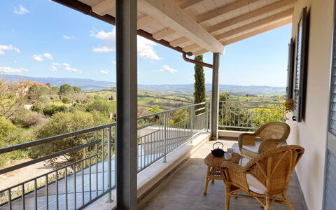 Villa Ombrone: Mueble, Porche, Silla, Balcón, Cocina Y Comedor Mesa, Techo, Sombra, Manchas De Madera, Mueble Para Exteriores, Madera Dura