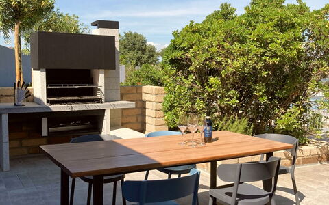 Villa Ombrone: Mueble, Mueble Para Exteriores, Mesa, Silla, Mesa Al Aire Libre, Cocina Y Comedor Mesa, Sombra, Jardín, Manchas De Madera, Patio Interior
