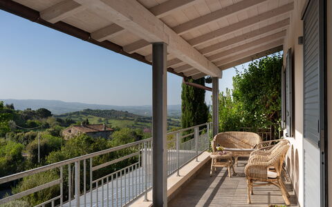 Villa Ombrone: Madera, Porche, Mueble, Casa, Balcón, Puerta, Mueble Para Exteriores, Cubierta, Sombra, Manchas De Madera