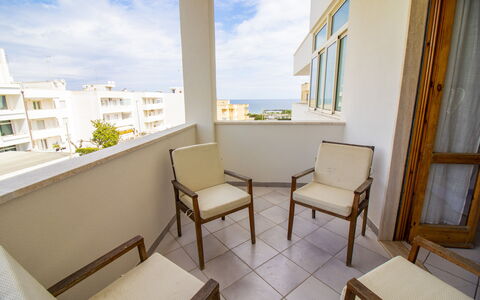 Anisia'S Home Otranto: Departamento, Suelo, Condominio, Balcón, Techo, Manchas De Madera, Madera Dura, Suelos De Madera, Hotel, Silla