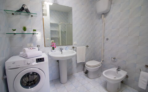 Anisia'S Home Otranto: Arreglo De Tubería, Piso, Baño, Suelo, Baño, Diseño De Interiores, Asiento Del Baño, Lavabo Del Baño, Lavabo, Plomería