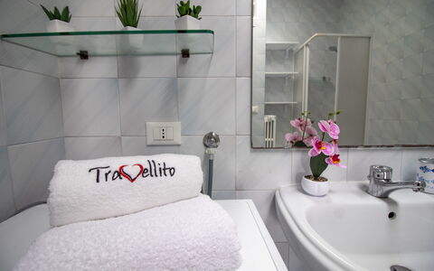 Anisia'S Home Otranto: Diseño De Interiores, Habitación, Lavabo Del Baño, Arreglo De Tubería, Plomería, Linos, Lavabo, Grifo, Planta De Casa