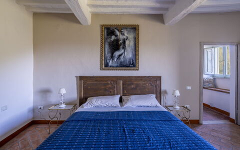 House in Sassa, Historic Tuscany Village, View: Cama, Mueble, Lecho, Habitación, Sábana, Diseño De Interiores, Suelo, Piso, Madera, Habitación