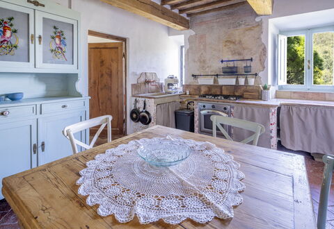 House in Sassa, Historic Tuscany Village, View: Mueble, Diseño De Interiores, Piso, Madera, Mesa, Silla, Suelo, Cocina, Cocina Y Comedor Mesa, Habitación