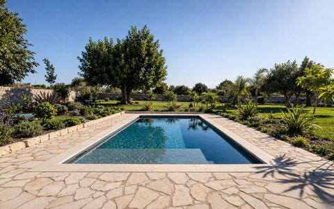 Villa Il Carato, Private Pool, Modica: Piscina, Material Compuesto, Losa, Jardín, Loseta, Fuente De Agua, Paisajismo, Diseño, Sombra, Patio Interior