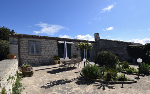 Villa Il Carato, Private Pool, Modica: Casa, Puerta, Maceta, Cabaña, Jardín, Losa, Planta De Casa, Paisajismo, Pared De Piedra, Inmuebles