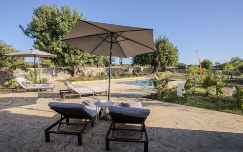 Villa Il Carato, Private Pool, Modica: Paraguas, Mueble Para Exteriores, Mueble, Piscina, Silla, Sunlounger, Sombra, Recurso, Mesa Al Aire Libre, Paisajismo