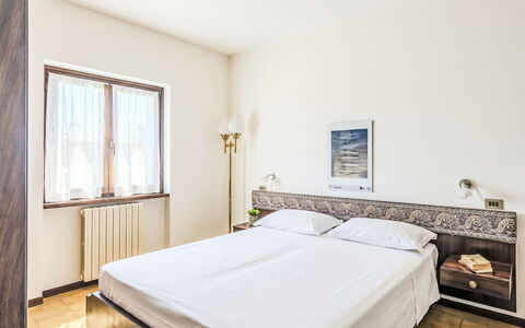 Lidia: Cama, Diseño De Interiores, Mueble, Habitación, Piso, Pared, Suelo, Sábana, Lecho, Habitación