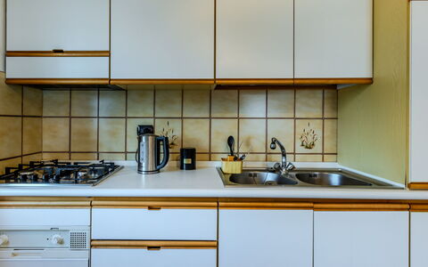 Lidia: Cocina, Aparato De Cocina, Mostrador, Electrodoméstico, Diseño De Interiores, Madera, Gabinetes, Estufa De Cocina, Fregadero, Estufa
