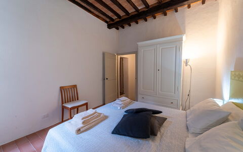 Le Loggine del Pignatello Apartment, Siena City: Cama, Habitación, Pared, Suelo, Piso, Diseño De Interiores, Madera, Sábana, Techo, Mueble
