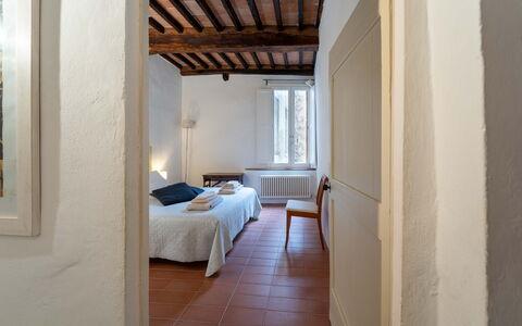 Le Loggine del Pignatello Apartment, Siena City: Pared, Madera, Techo, Piso, Habitación, Diseño De Interiores, Suelo, Sábana, Habitación, Cama