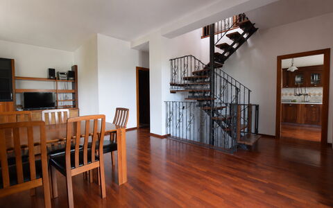 Villa Margi: Piso, Suelo, Diseño De Interiores, Suelos De Madera, Madera, Habitación, Suelo Laminado, Techo, Casa, Madera Dura