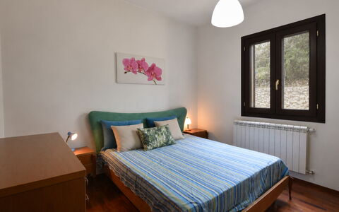 Villa Margi: Cama, Mueble, Diseño De Interiores, Lecho, Habitación, Sábana, Pared, Habitación, Madera, Suelo