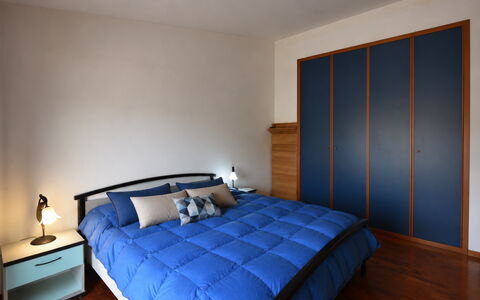 Villa Margi: Cama, Habitación, Mueble, Diseño De Interiores, Lecho, Sábana, Madera, Piso, Habitación, Suelo
