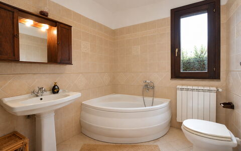 Villa Margi: Baño, Arreglo De Tubería, Piso, Pared, Diseño De Interiores, Suelo, Lavabo, Grifo, Bañera, Lavabo Del Baño