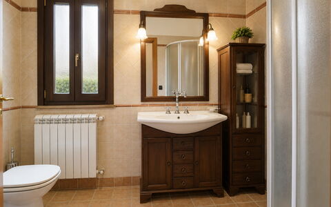 Villa Margi: Lavabo Del Baño, Diseño De Interiores, Piso, Mueble, Arreglo De Tubería, Lavabo, Madera, Suelo, Mueble De Baño, Espejo