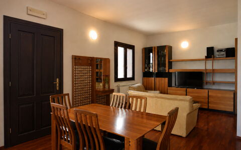 Villa Margi: Mueble, Piso, Diseño De Interiores, Suelo, Madera, Techo, Suelos De Madera, Mesa, Habitación, Encendiendo