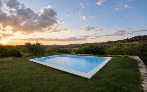 Villa Margi: Azul, Piscina, Casa De Campo