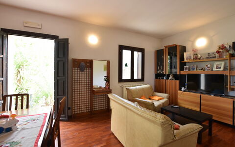 Villa Margi: Mueble, Diseño De Interiores, Piso, Madera, Suelo, Techo, Mesa, Habitación, Sala, Silla