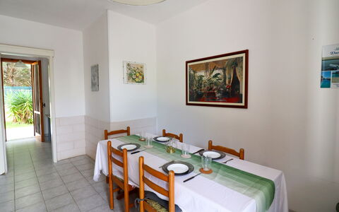 Amanda: Mueble, Mesa, Piso, Cocina Y Comedor Mesa, Suelo, Diseño De Interiores, Comedor, Silla, Manteles, Habitación