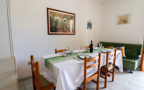 Amanda: Mueble, Piso, Diseño De Interiores, Suelo, Madera, Mesa, Cocina Y Comedor Mesa, Comedor, Silla, Habitación