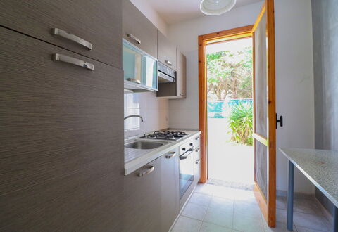 Amanda: Cocina, Fregadero, Madera, Mostrador, Aparato De Cocina, Electrodoméstico, Piso, Casa, Suelo, Diseño De Interiores