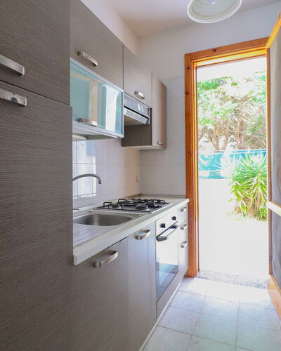 Amanda: Cocina, Fregadero, Madera, Mostrador, Aparato De Cocina, Electrodoméstico, Piso, Casa, Suelo, Diseño De Interiores