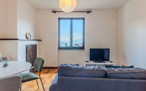 Gravedona 820: Mueble, Diseño De Interiores, Pared, Piso, Madera, Suelo, Habitación, Techo, Encendiendo, Casa