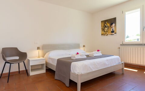 Rose Adriano Home: Suelo, Diseño De Interiores, Piso, Cama, Habitación, Marco De La Cama, Techo, Lecho, Sábana, Manchas De Madera
