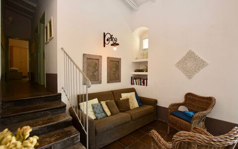 Villa Fontanazza: Mueble, Diseño De Interiores, Piso, Pared, Suelo, Madera, Techo, Sofá, Habitación, Encendiendo