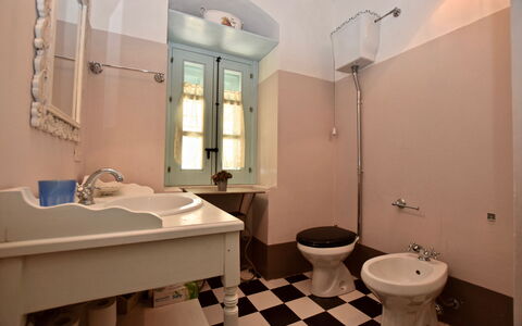 Villa Fontanazza: Arreglo De Tubería, Lavabo Del Baño, Piso, Suelo, Diseño De Interiores, Lavabo, Baño, Asiento Del Baño, Techo, Plomería