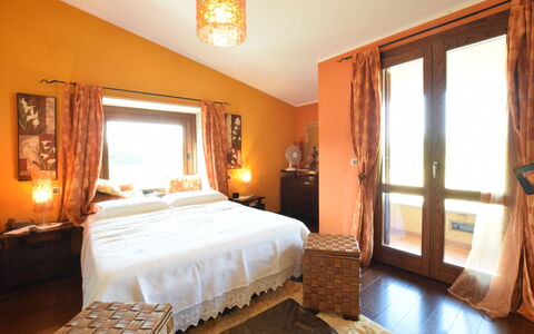Villa Ina: Mueble, Diseño De Interiores, Cama, Habitación, Pared, Habitación, Suelo, Madera, Techo, Sábana