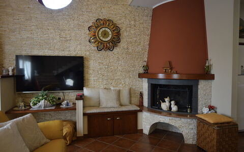 Villa Ina: Mueble, Diseño De Interiores, Pared, Madera, Piso, Habitación, Encendiendo, Sala, Suelo, Casa