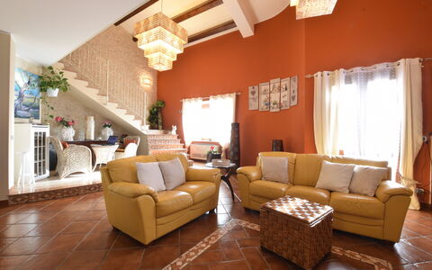 Villa Ina: Mueble, Diseño De Interiores, Pared, Piso, Sofá, Suelo, Techo, Madera, Sala, Habitación