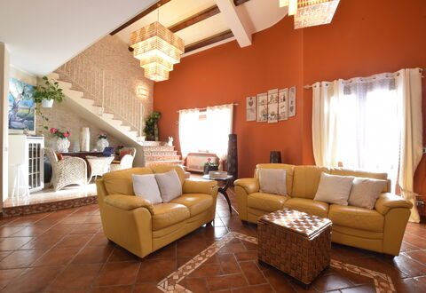 Villa Ina: Mueble, Diseño De Interiores, Pared, Piso, Sofá, Suelo, Techo, Madera, Sala, Habitación