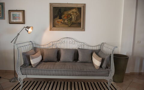 Villa Sole - Exclusive Villa al Conero con Piscina: Mueble, Diseño De Interiores, Sofá, Piso, Suelo, Casa, Sala, Habitación, Arrojar La Almohada