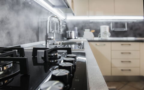 Villa Sole - Exclusive Villa al Conero con Piscina: Aparato De Cocina, Cocina, Mostrador, Estufa De Cocina, Electrodoméstico, Electrodoméstico, Estufa De Gas, Estufa, Diseño De Interiores, Gabinetes