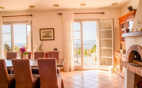 Villa Sole - Exclusive Villa al Conero con Piscina: Mueble, Silla, Mesa, Diseño De Interiores, Piso, Madera, Cocina Y Comedor Mesa, Suelo, Encendiendo, Comedor