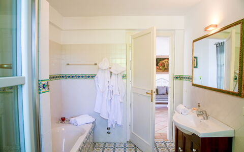 Villa Sole - Exclusive Villa al Conero con Piscina: Piso, Diseño De Interiores, Suelo, Arreglo De Tubería, Encendiendo, Baño, Grifo, Mueble, Techo, Plomería