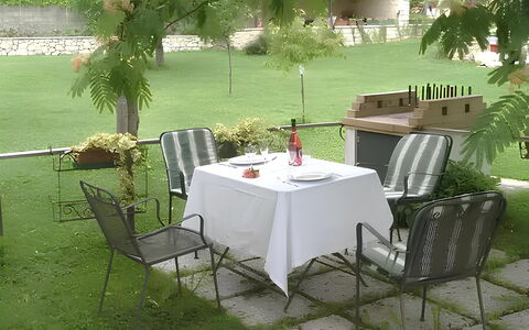 La Corte di Marga - Casa Gustet: Mueble, Silla, Mueble Para Exteriores, Mesa, Mesa Al Aire Libre, Sombra, Jardín, Paraguas, Patio Interior, Manteles