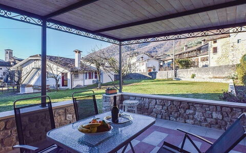 La Corte di Marga - Casa Gustet: Puerta, Casa, Porche, Silla, Sombra, Mueble Para Exteriores, Patio, Planta De Casa, Estructura Al Aire Libre, Losa
