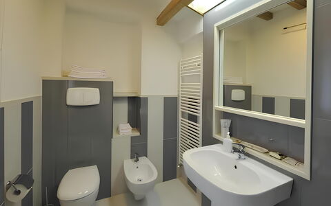 La Corte di Marga - Casa Gustet: Diseño De Interiores, Piso, Techo, Suelo, Arreglo De Tubería, Baño, Habitación, Lavabo, Departamento, Plomería